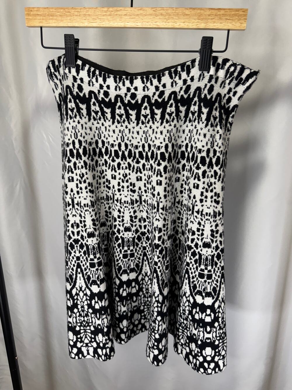 Roz & Ali Women’s Size S Black White Knit A-Line Skirt Geometric Stretch